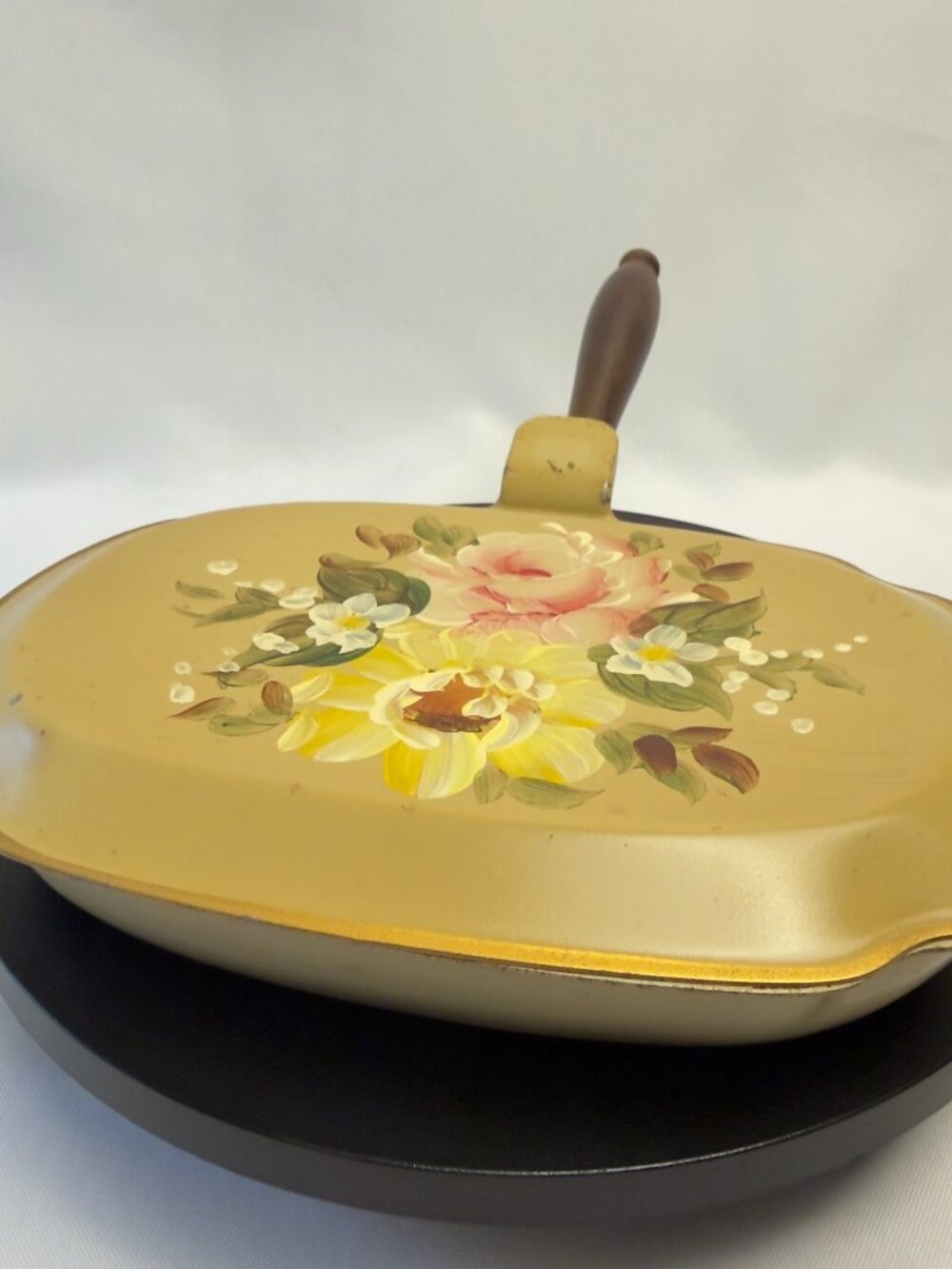 Nashco Vintage Floral Toleware Hand Painted Metal Dustpan Wooden Handle USA